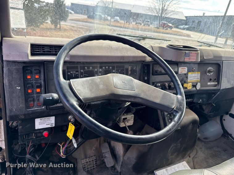 image for item DT0620 1998 International 4900 4x2 digger derrick truck