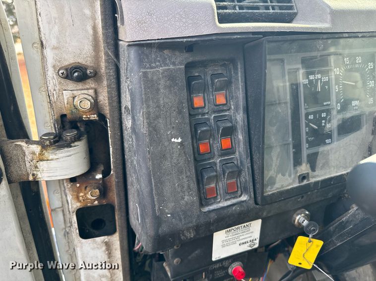 image for item DT0620 1998 International 4900 4x2 digger derrick truck