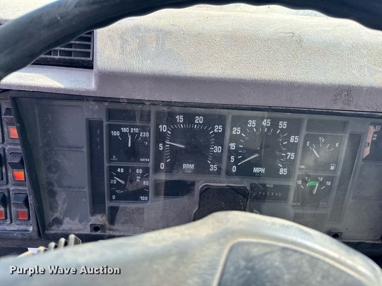 image for item DT0620 1998 International 4900 4x2 digger derrick truck