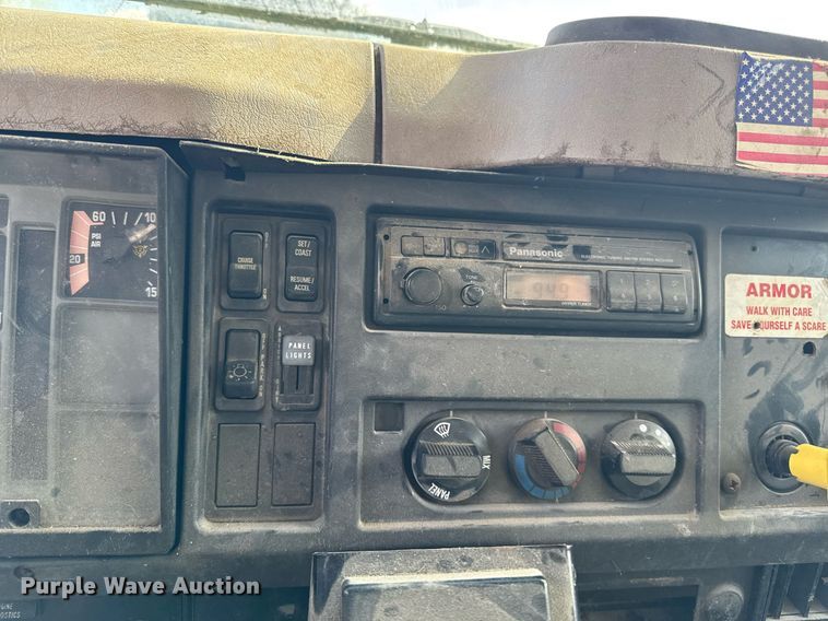 image for item DT0620 1998 International 4900 4x2 digger derrick truck