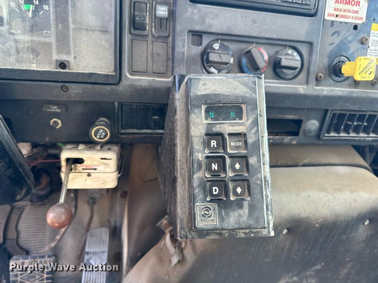 image for item DT0620 1998 International 4900 4x2 digger derrick truck