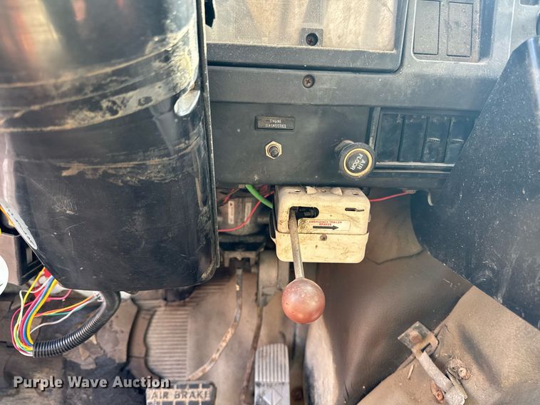 image for item DT0620 1998 International 4900 4x2 digger derrick truck