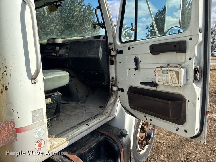 image for item DT0620 1998 International 4900 4x2 digger derrick truck