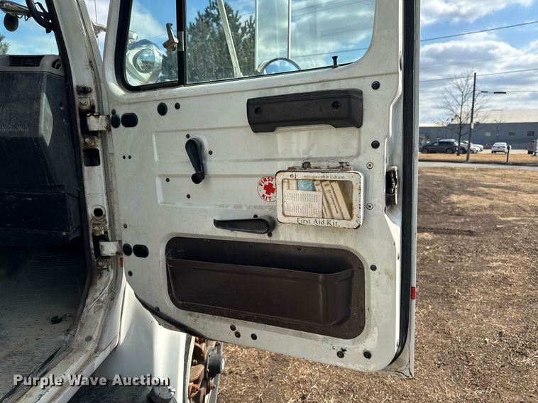 image for item DT0620 1998 International 4900 4x2 digger derrick truck