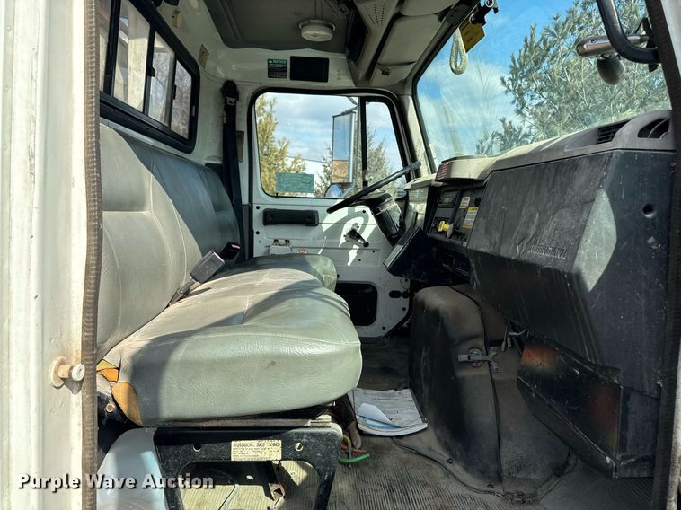 image for item DT0620 1998 International 4900 4x2 digger derrick truck