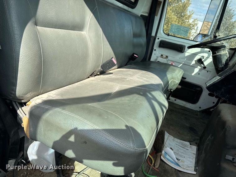 image for item DT0620 1998 International 4900 4x2 digger derrick truck