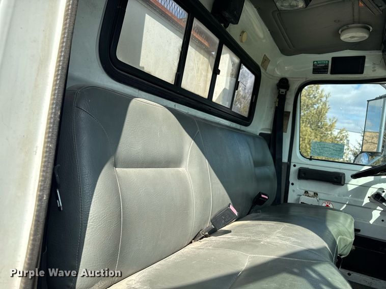 image for item DT0620 1998 International 4900 4x2 digger derrick truck