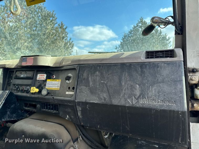 image for item DT0620 1998 International 4900 4x2 digger derrick truck