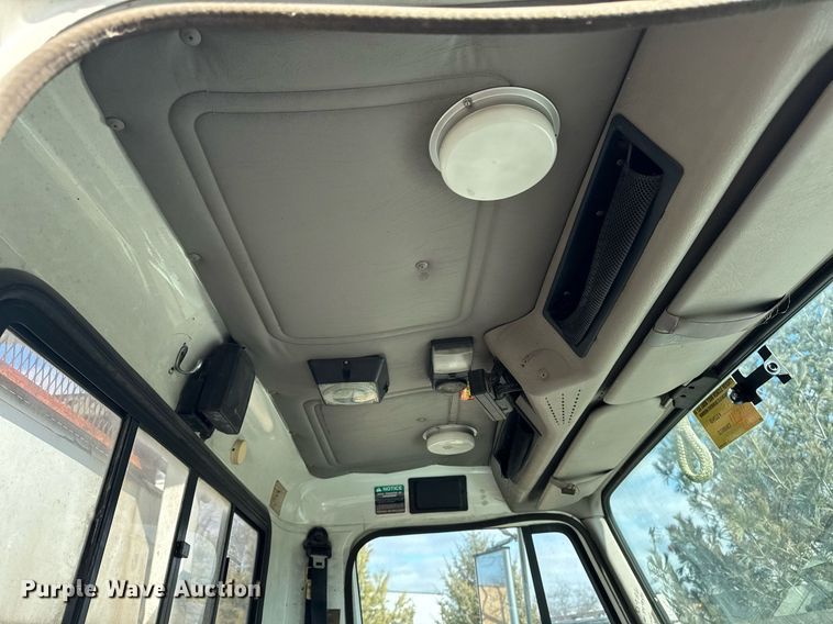 image for item DT0620 1998 International 4900 4x2 digger derrick truck