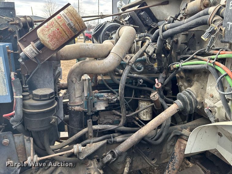 image for item DT0620 1998 International 4900 4x2 digger derrick truck