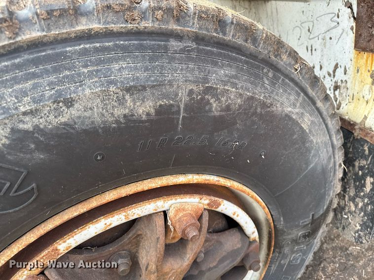 image for item DT0620 1998 International 4900 4x2 digger derrick truck