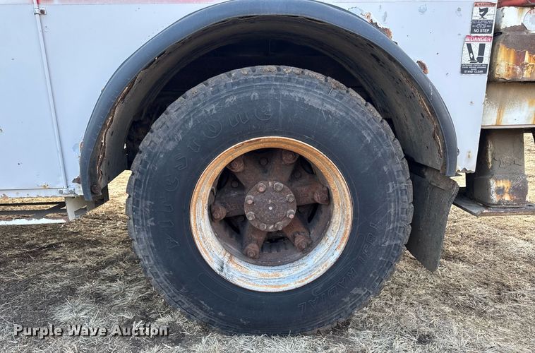 image for item DT0620 1998 International 4900 4x2 digger derrick truck