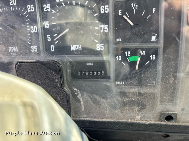 image for item DT0620 1998 International 4900 4x2 digger derrick truck