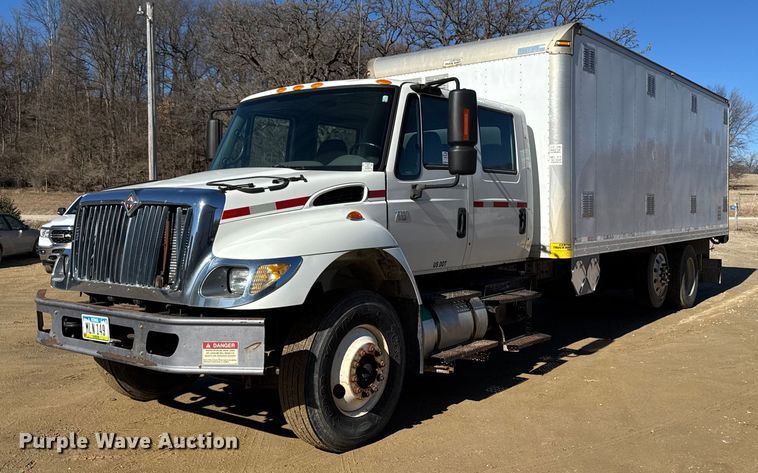 image for item DT0631 2006 International 7300 SBA box truck