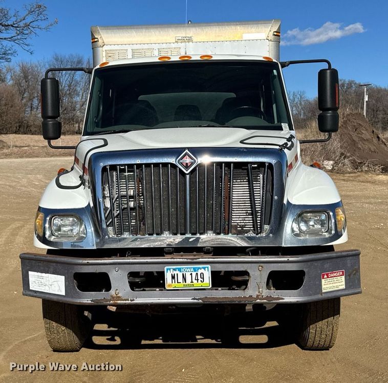 image for item DT0631 2006 International 7300 SBA box truck