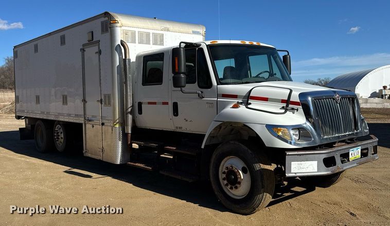 image for item DT0631 2006 International 7300 SBA box truck