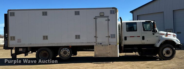 image for item DT0631 2006 International 7300 SBA box truck