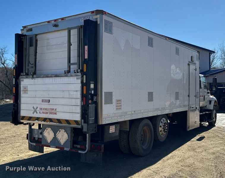 image for item DT0631 2006 International 7300 SBA box truck