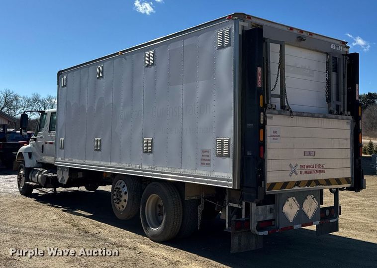 image for item DT0631 2006 International 7300 SBA box truck