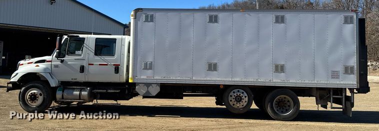 image for item DT0631 2006 International 7300 SBA box truck