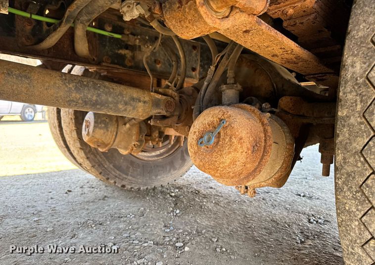 image for item DT0631 2006 International 7300 SBA box truck