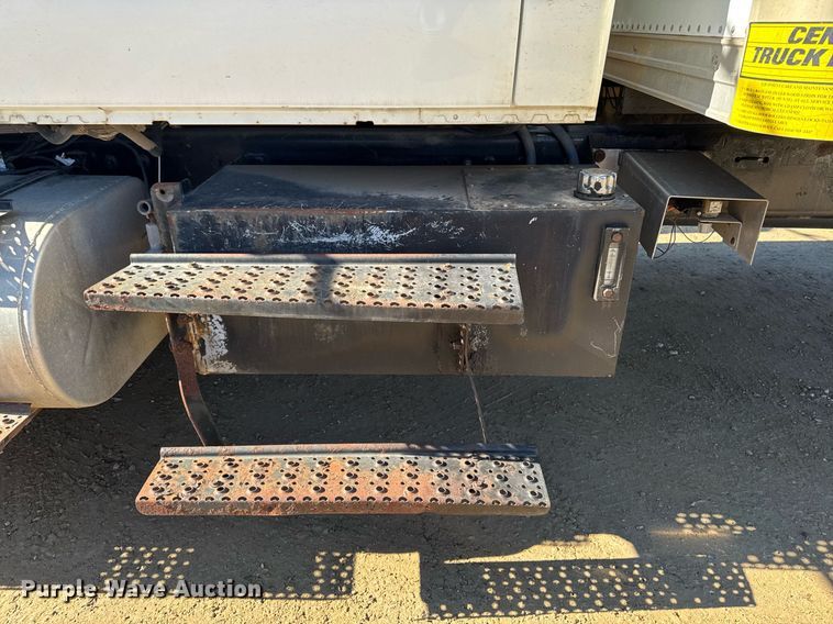 image for item DT0631 2006 International 7300 SBA box truck