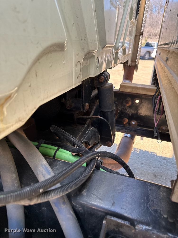 image for item DT0631 2006 International 7300 SBA box truck