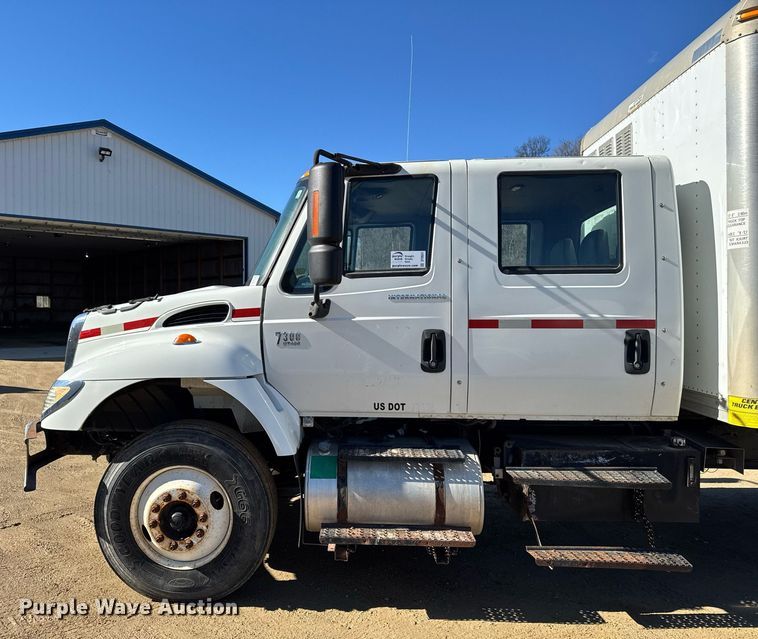 image for item DT0631 2006 International 7300 SBA box truck