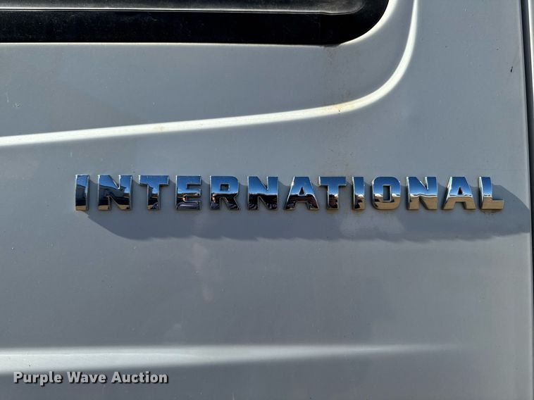 image for item DT0631 2006 International 7300 SBA box truck