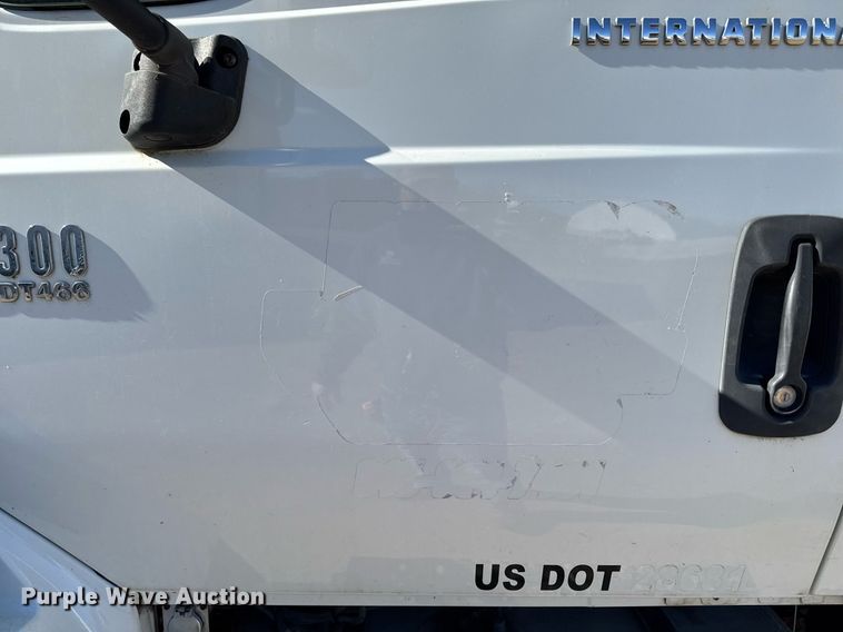 image for item DT0631 2006 International 7300 SBA box truck