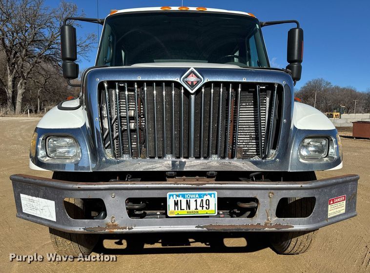 image for item DT0631 2006 International 7300 SBA box truck