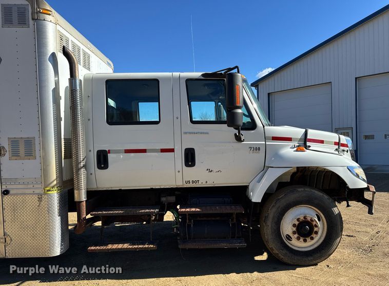 image for item DT0631 2006 International 7300 SBA box truck