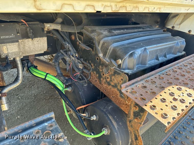 image for item DT0631 2006 International 7300 SBA box truck