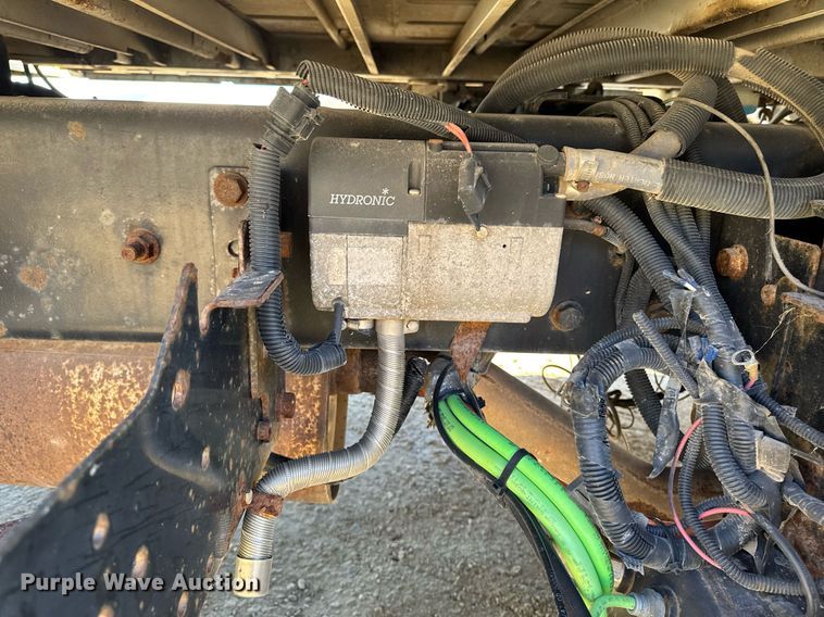 image for item DT0631 2006 International 7300 SBA box truck