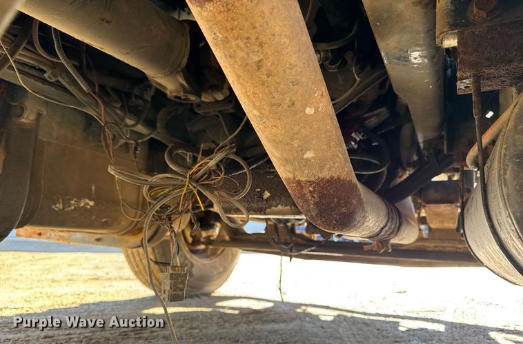 image for item DT0631 2006 International 7300 SBA box truck