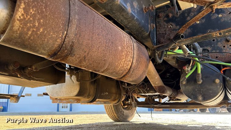 image for item DT0631 2006 International 7300 SBA box truck