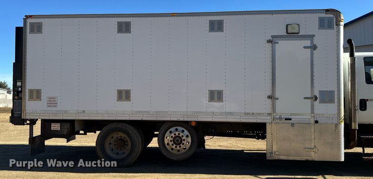 image for item DT0631 2006 International 7300 SBA box truck