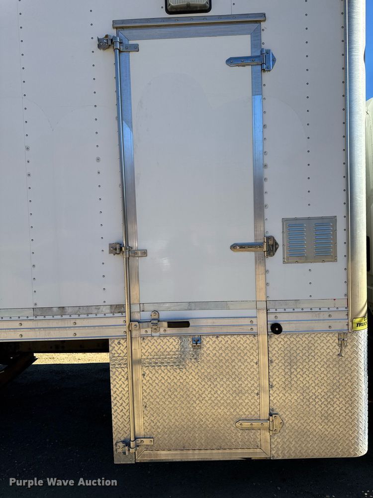 image for item DT0631 2006 International 7300 SBA box truck