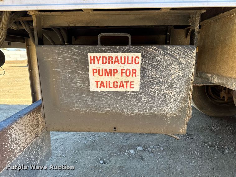 image for item DT0631 2006 International 7300 SBA box truck