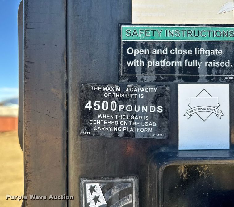 image for item DT0631 2006 International 7300 SBA box truck