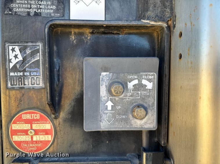 image for item DT0631 2006 International 7300 SBA box truck