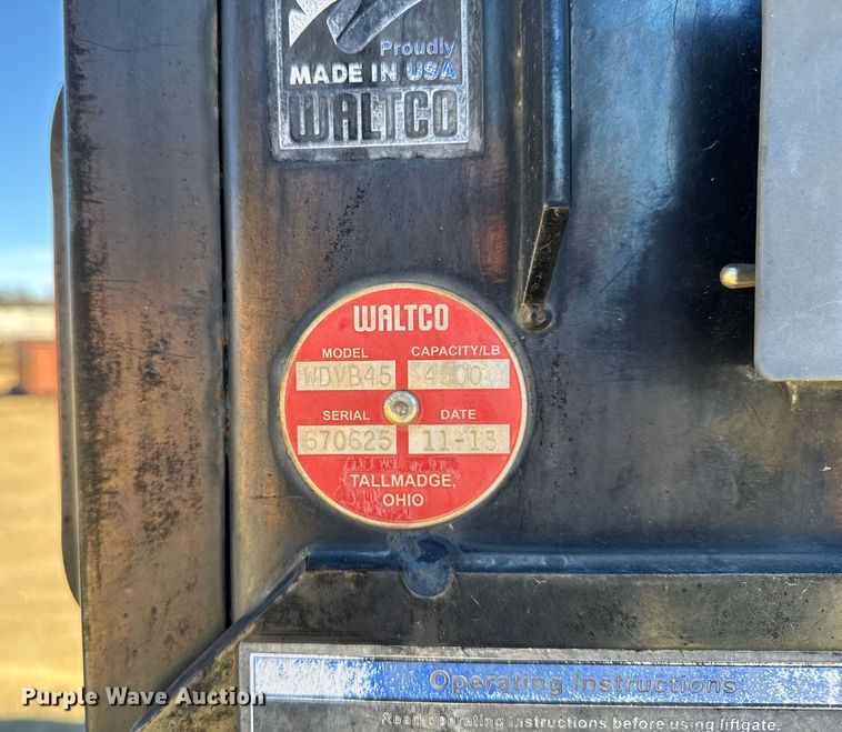 image for item DT0631 2006 International 7300 SBA box truck