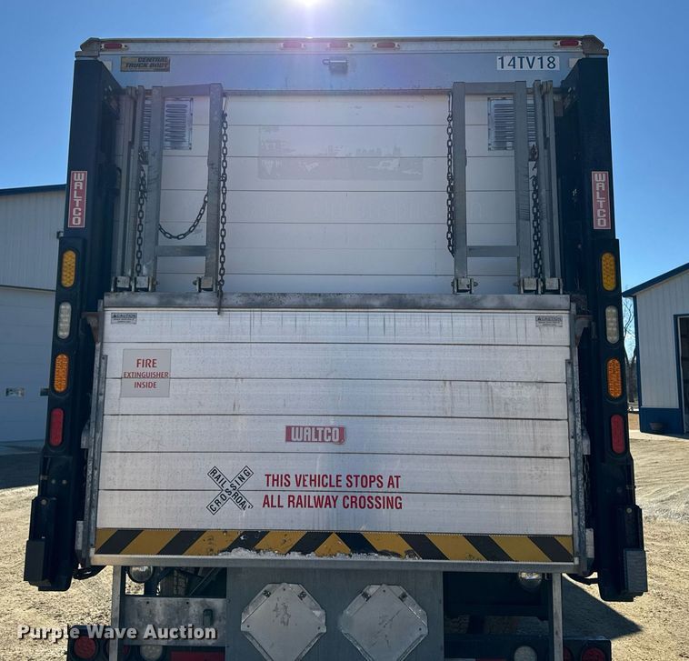 image for item DT0631 2006 International 7300 SBA box truck