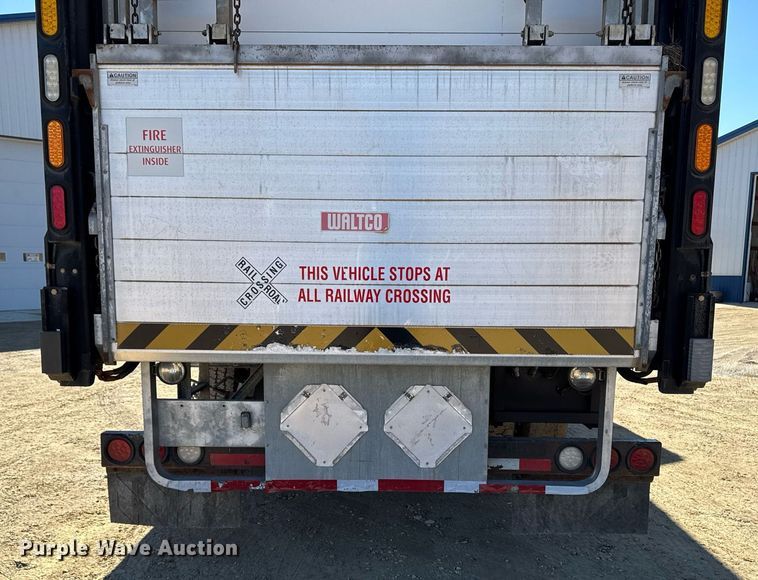 image for item DT0631 2006 International 7300 SBA box truck