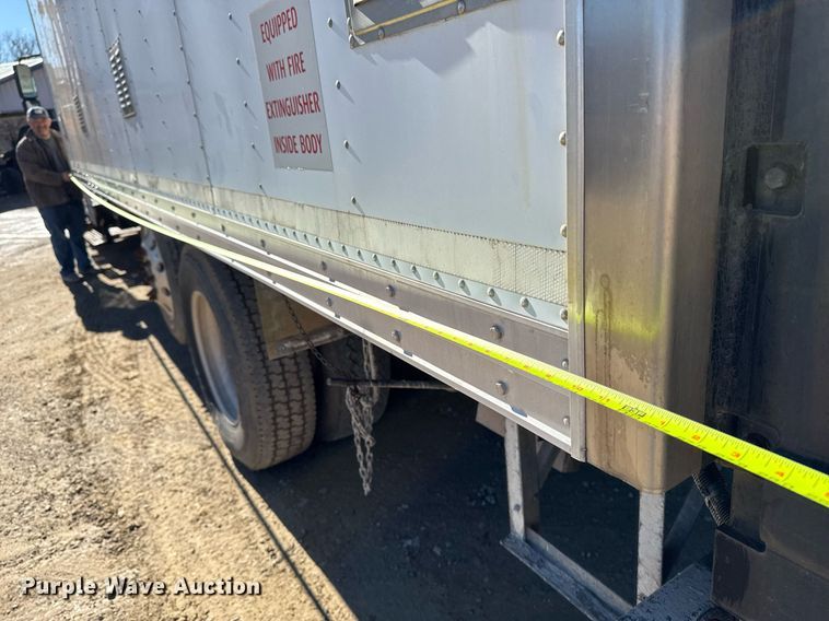 image for item DT0631 2006 International 7300 SBA box truck