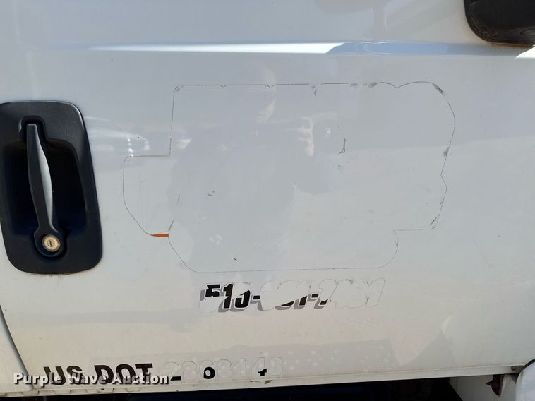 image for item DT0631 2006 International 7300 SBA box truck