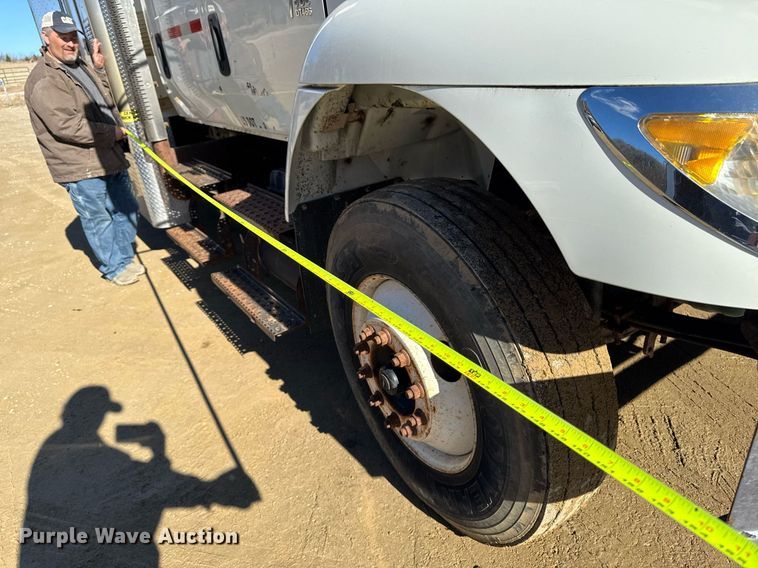 image for item DT0631 2006 International 7300 SBA box truck