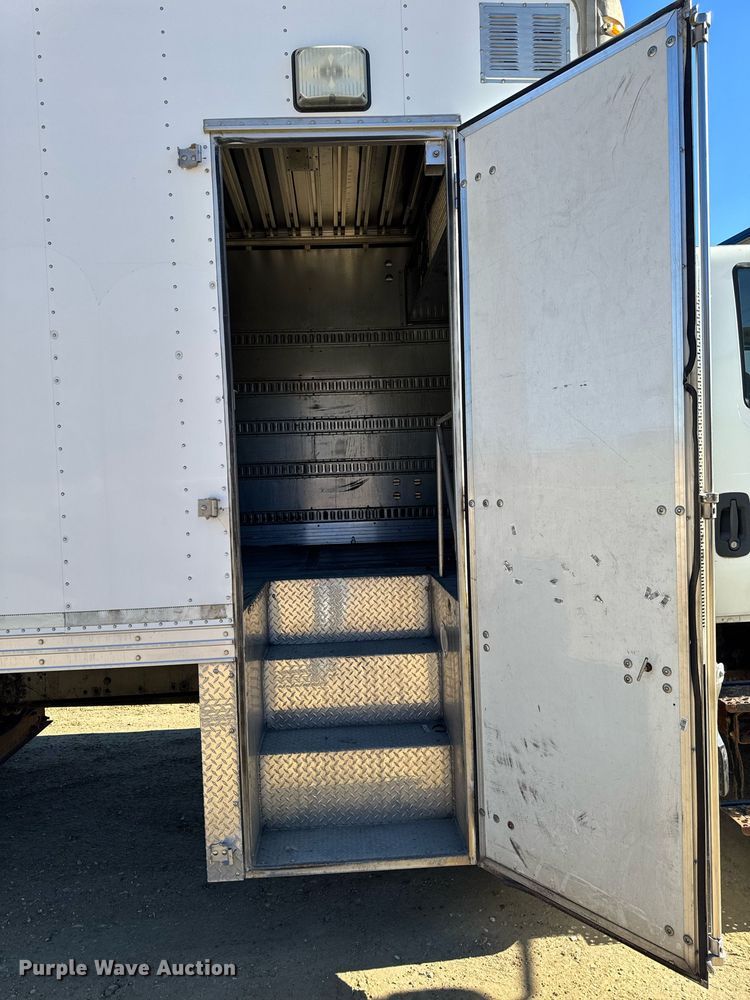 image for item DT0631 2006 International 7300 SBA box truck