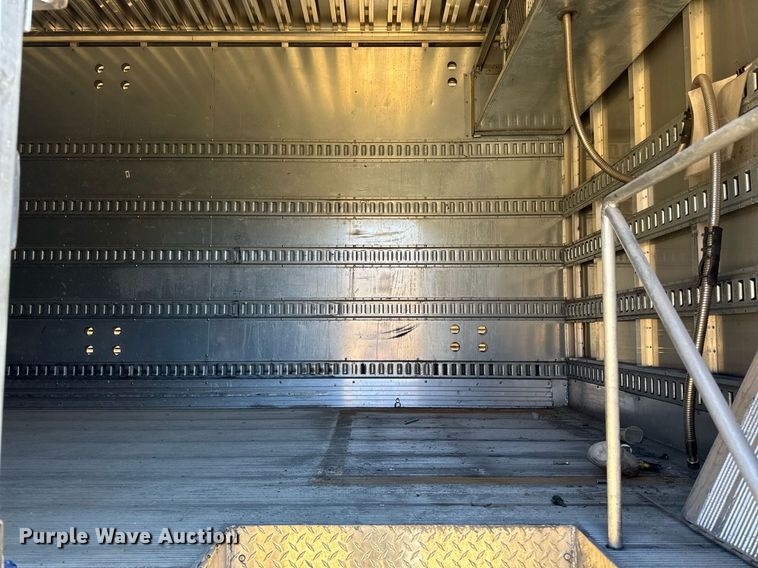 image for item DT0631 2006 International 7300 SBA box truck