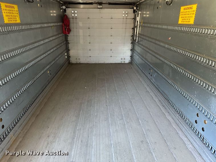 image for item DT0631 2006 International 7300 SBA box truck